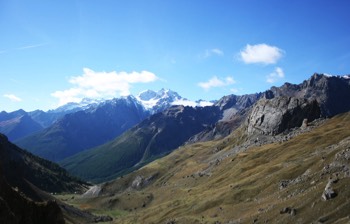  VUE SPLENDIDE SUR LE MASSIF DES ÉCINS, DU BRIANÇONNAIS, DU QUEYRAS, DU MONT VISO : à partir d’une randonnée du Pont de l'Alpe, prendre le sentier montant au Col du Chardonnet, à 45 minutes de randonnée départ de la via ferrata pour arriver au sommet à 2611m.  