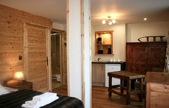  Studio supérieur avec coin petite kichinette, salle de bain et wc séparé 